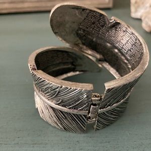Feather cuff